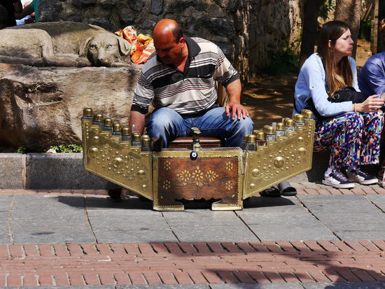 Schuhputzer und Dosenbiertrinker