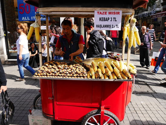 Maronen und Maiskolben. Überall im Stadtbild zu finden.