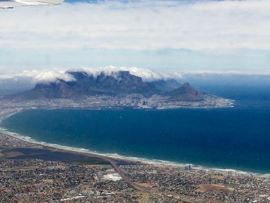 Anflug auf Kapstadt. Der Tafelberg hat das berühmte Tischtuch aufgezogen
