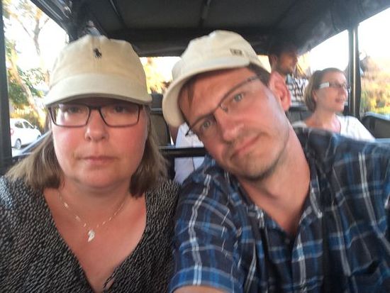 Erwartungsfroh im Safari-Jeep