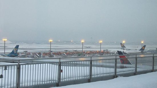 Schnee auf dem Fraport, die Räumgeräte stehen bereit