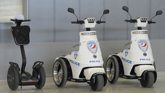 Für die älteren Herren der Flughafenpolizeit in Paris gibts auch einen elektrischen Rollator.