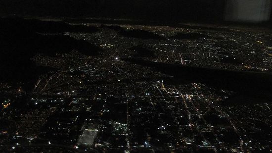 Mexico bei Nacht von oben, die Lichter ziehen sich bis zum Horizont...