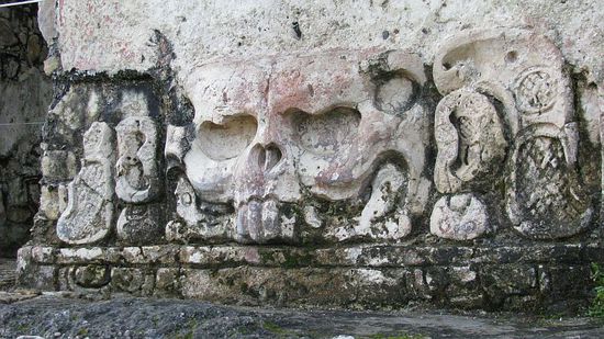 Schädelfratze am "Tempel XII"