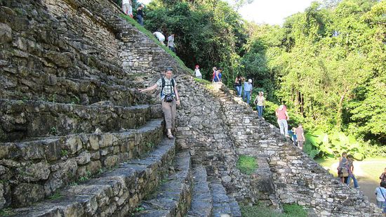 An jedem Tempel: Hoch und wieder hinunter