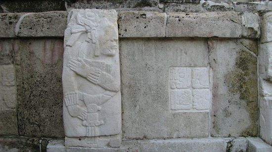 Ornamentstele im Patio des Palastes