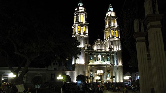 Der Zócalo von Campeche bei Nacht