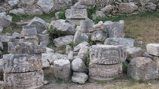 Die von der Fassade herabgefallenen Masken