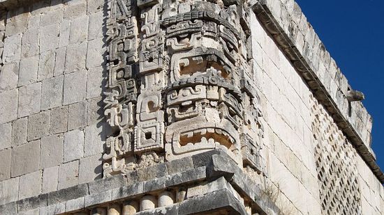 Der Regengot Chac am "Cuadrángulo de las Monjas" mit abgebrochener Nase...