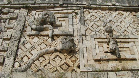 Westbau mit Schlangenornamenten