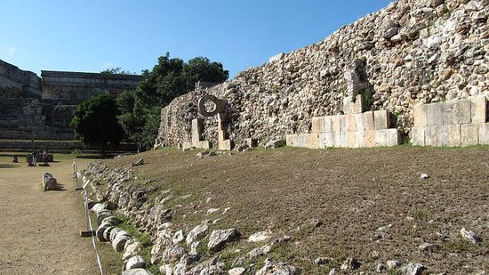 Der Pelota, der heilige Ballspielplatz mit dem Ring, durch den ein Kautschukball geschlagen werden muss.