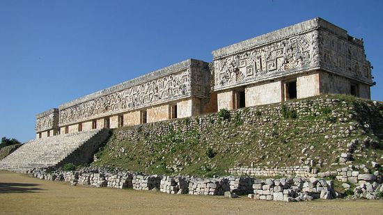 Palast des Gouverneurs mit begehbaren 24 Kammern und einem kunstvollen, umlaufenden Fries