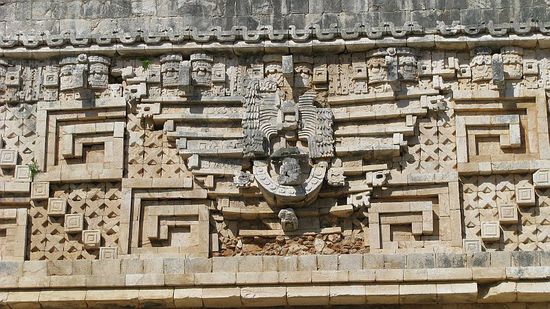 Ornamentik des umlaufenden Frieses