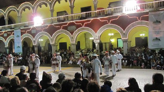 Folkloretanz bei Nacht