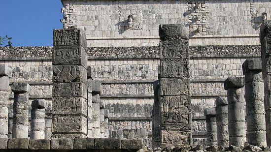 Reich verzierte vor dem Tempel der Krieger.