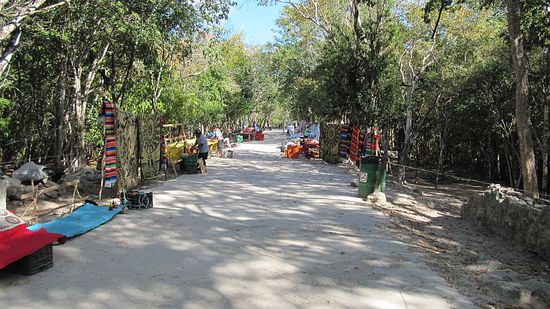 Spießrutenlauf  zur Cenote de los Sacrificios