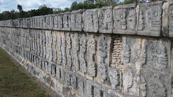 Schädelmauer, hier wurden die Schädel von Opfern aufgespießt.