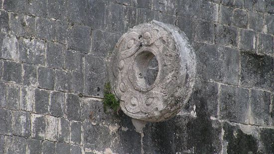 Durch diesen Ring musste ein 3 Pfund schwerer Kautschukball geschlagen werden, ohne Hände oder Füße oder Hilfsmittel...