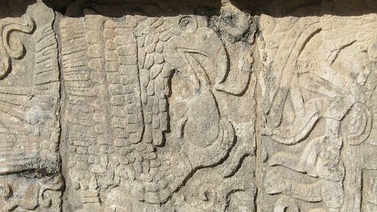 Der Adler verspeist das Herz eines Opfers.