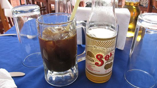 Das kannten wir noch nicht, eine "Michelada": Bier mit Schuss. Schmeckt wie Maggi mit altem Zitronensaft. Brrrrrrrrr