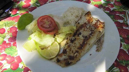Wichtig: Ein leichtes Mittagessen: Fischfilet mit Reis und Salat. Dann muss man am Strand nicht so den dicken Bauch einziehen...