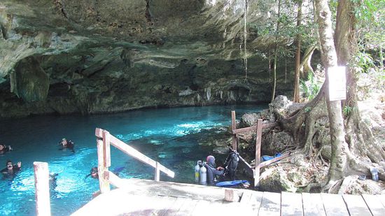 Der Eingang zur ersten der "Dos Ojos"