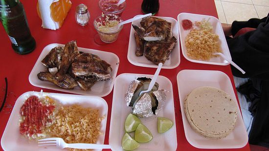 Hähnchen mit Reis, Grillzwiebel, Limetten, Tortillas und Dips. Genial einfach - Einfach Genial