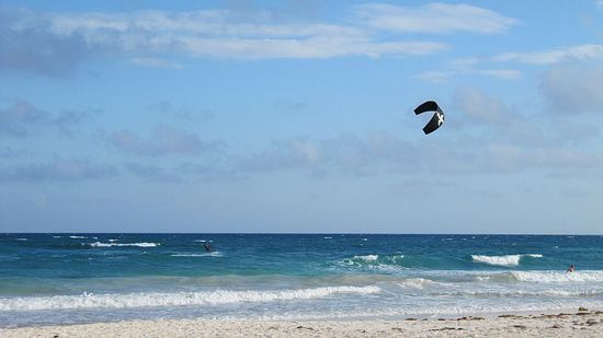 ...verrückten Kite-Surfern beim Wellenreiten zugeschaut...