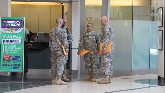 Soldaten mit ihren Marschbefehlen