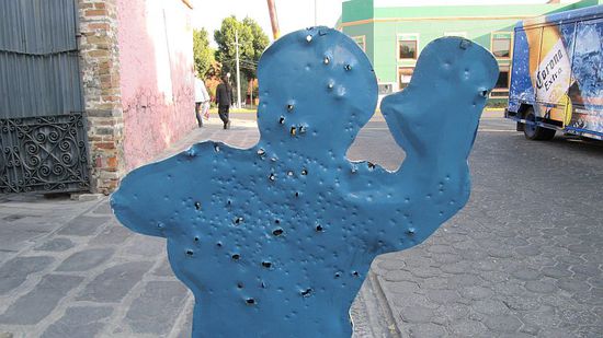 An diesem freundlich winkenden Männchen wird wohl nachts Schießen geübt?!?