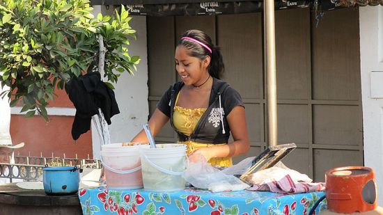 Waffelbäckerin auf dem Marktplatz