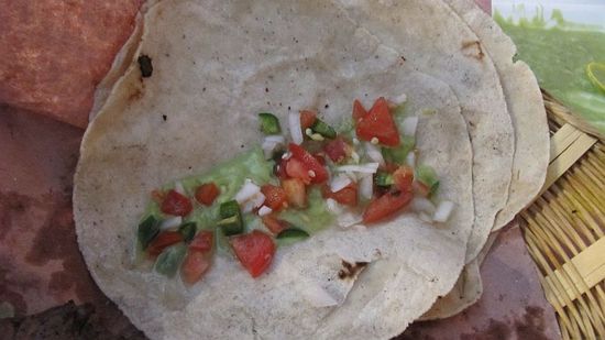 2. Mit Guacamole und Gemüsewürfeln füllen