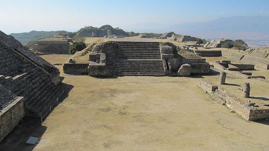 Blick von der Nordpyramiden über den "versenkten Hof" und über die gesamte Hochebene