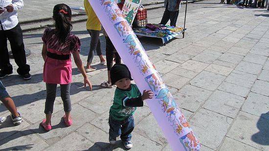 Diesjähriger Trend: Längliche Luftballons durch die die Luft schlagen