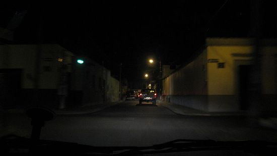 Mexico bei Nacht ist nicht nur gefählich wegen der Kriminalitätsrate, sondern auch weil man die Topes (Bodenwellen) und die Schlaglöcher kaum sieht.