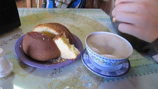 Heiße Schokolade mit Hefekuchen