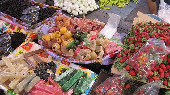 Frische und kandierte Früchte