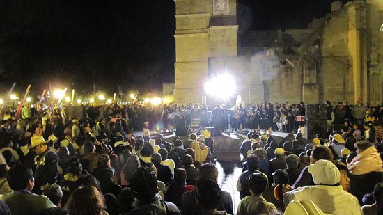 Livekonzert mit zwei Sängerinnen auf dem Zócalo