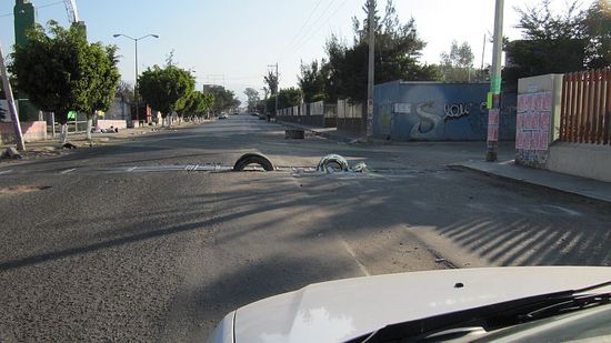 Wie kennzeichnet man Löcher in der Fahrbahn? Richtig, man steckt ganze LKW-Reifen hinein.