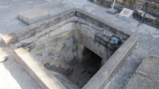 Grabeingang im Patio de las Cruzes