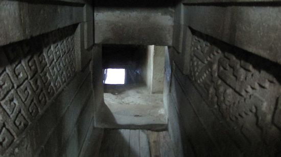 Kriechgang in der Grabanlage