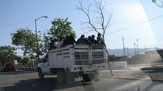 Kollegen auf dem Weg zur Arbeit