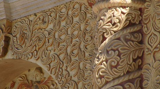 Die Fassade ist komplett mit Ornamenten geschmückt