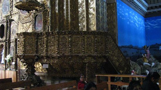 Und die Kanzel ist komplett mit Blattgold belegt.