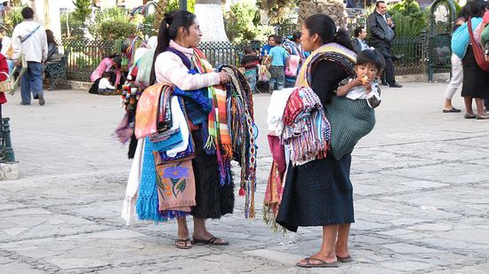 Mindestens jede zweite Indigena hat ein Kind an sich hängen...
