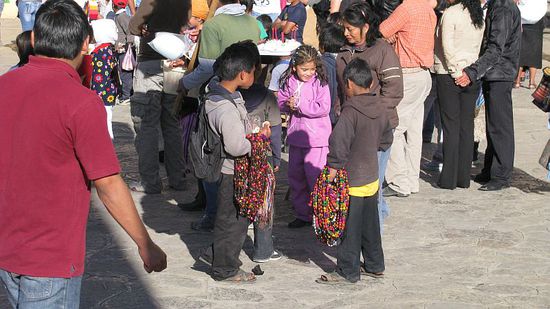 ... und auch die Kinder müssen Waren verkaufen, sobald sie laufen können.