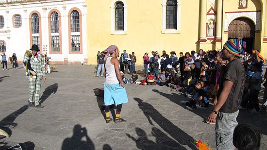 Aussteiger beim Geld verdienen: Show auf dem Marktplatz