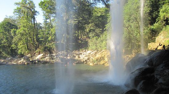 Hinter dem Wasserfall.