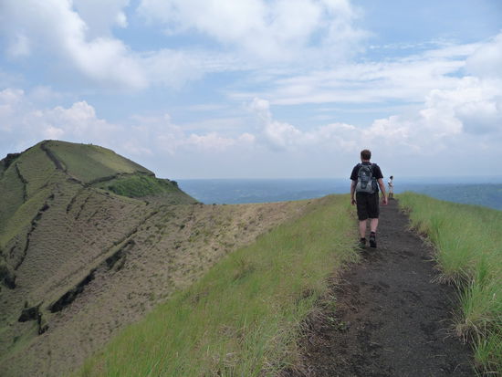 Spazieren gehen auf dem Kraterrand mit tollem Ausblick