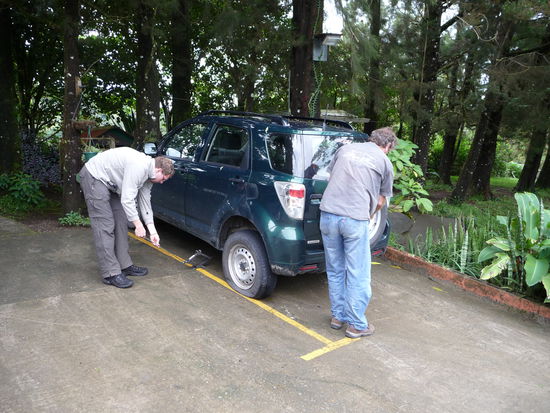 die Herren beim Reifen wechseln